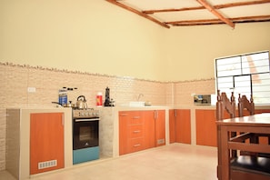 Apartamento família, varanda, vista para a montanha | Cozinha privada