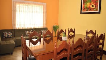Familienapartment, Terrasse, Bergblick | Speisen