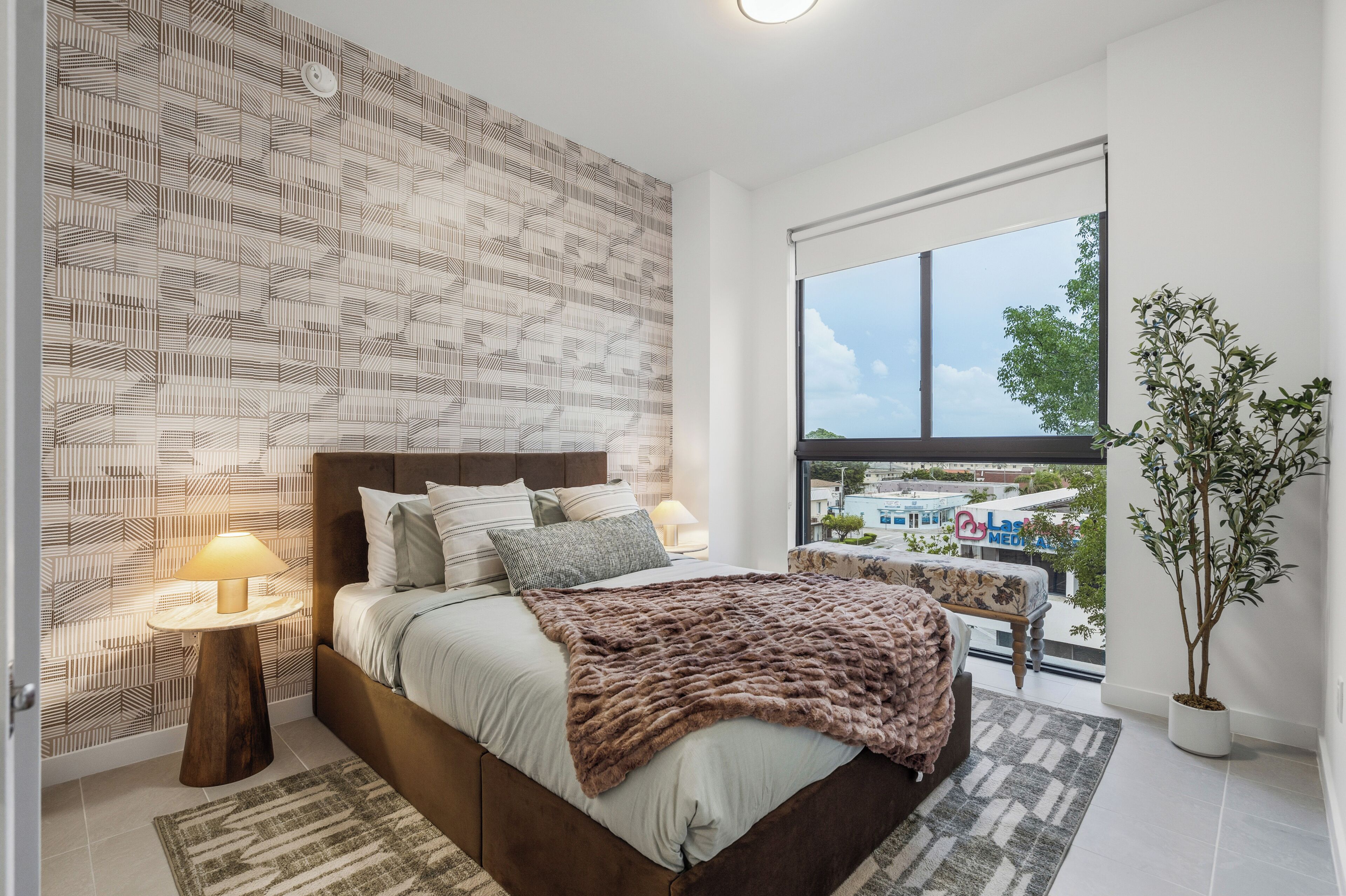 2 habitaciones, escritorio, tabla de planchar con plancha y wifi gratis 