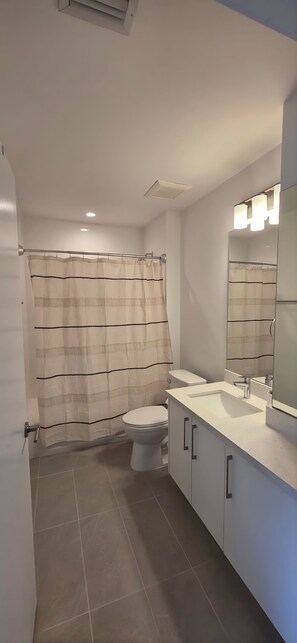 Een douche, een haardroger, handdoeken, zeep