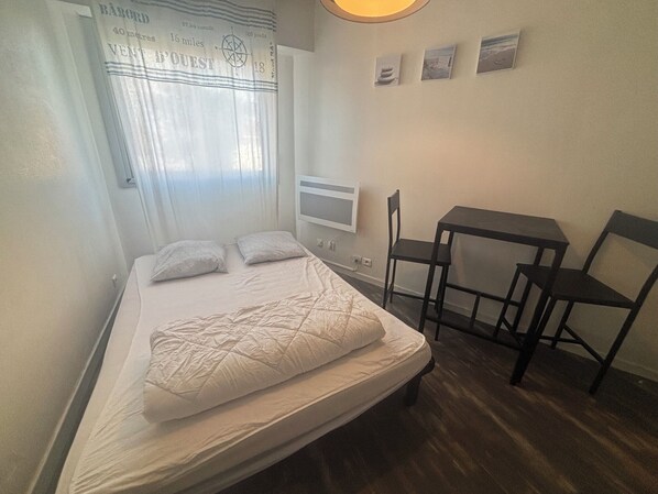 Room - Vrbo Property (Saint-Jean-de-Monts)