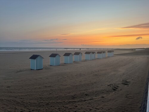 Small studio with direct access to shops and the beach