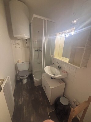 Bathroom - Vrbo Property (Saint-Jean-de-Monts)