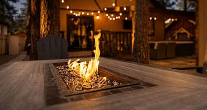 Maverick`s Cabin - HotTub, GameRm, Firepit, fenced