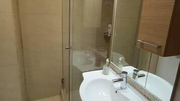 Appartamento panoramico, balcone, vista città | Bagno