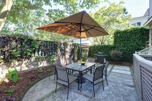 Outdoor dining - The Williams House of 1816 | Courtyard + Parking (Savannah)