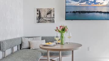 Premium-Apartment, Balkon, Stadtblick | Innenbereich