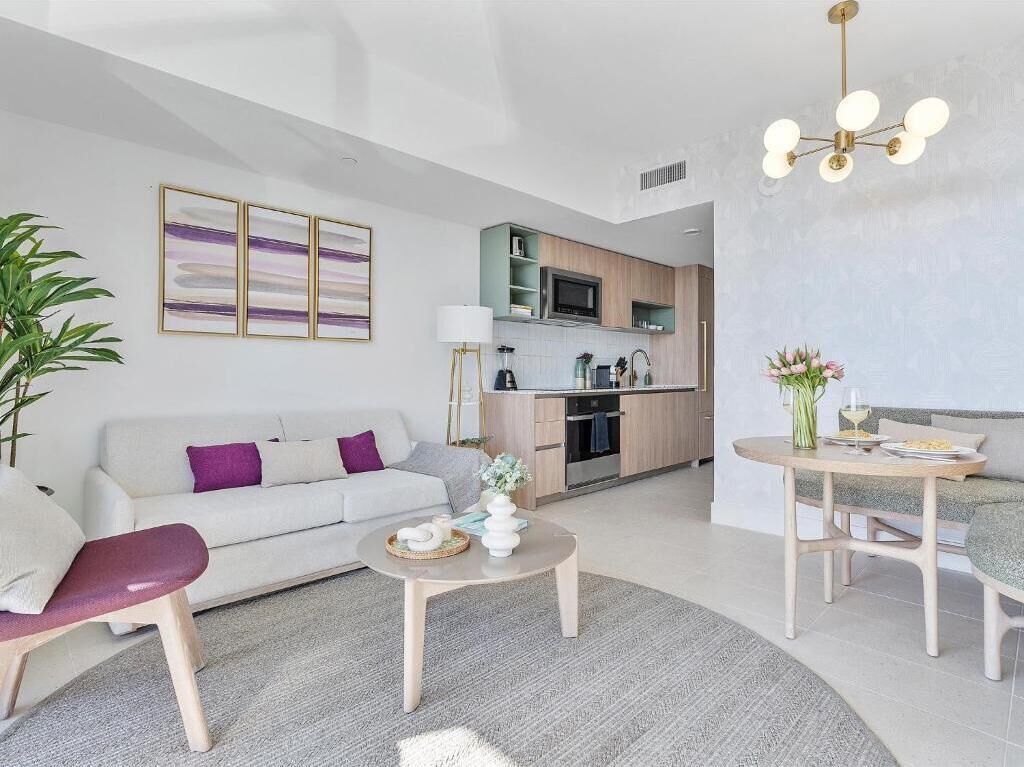 Premium-Apartment, Balkon, Stadtblick | Wohnbereich | 42-Zoll-Smart-TV mit Digitalempfang