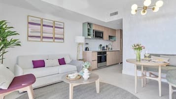 Premium-Apartment, Balkon, Stadtblick | Wohnbereich | 42-Zoll-Smart-TV mit Digitalempfang