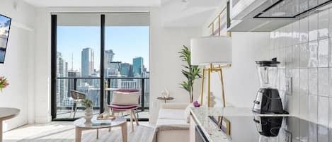 Appartement Premium, balcon, vue ville | Coin séjour