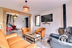 TV, books - La Touesse - SAINT COULOMB (SAINT COULOMB)
