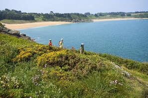 A coastal landscape with a beach, grassy areas, and a clear view of the sea. - La Touesse - SAINT COULOMB (SAINT COULOMB)