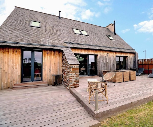 Outdoor dining - La Touesse - SAINT COULOMB (SAINT COULOMB)