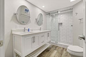Shower, hair dryer, towels, soap - Clean Hilton Head Coastal Decor Close to Beach, Indoor + Outdoor Pool (Hilton Head Island)