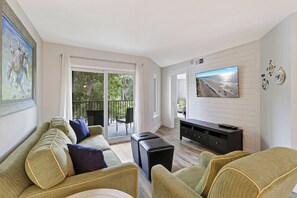 Living area - Clean Hilton Head Coastal Decor Close to Beach, Indoor + Outdoor Pool (Hilton Head Island)