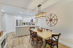 Dining - Clean Hilton Head Coastal Decor Close to Beach, Indoor + Outdoor Pool (Hilton Head Island)