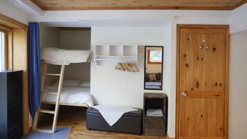 9 bedrooms, iron/ironing board, WiFi, bed sheets