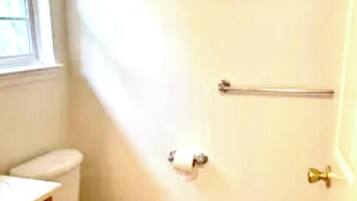 Douche, serviettes fournies, savon, papier toilette