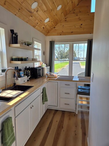 Cozy Tiny Home Near DE Turf & Bay • Heron’s Nest Suite B 1BR w/ AC, Dover