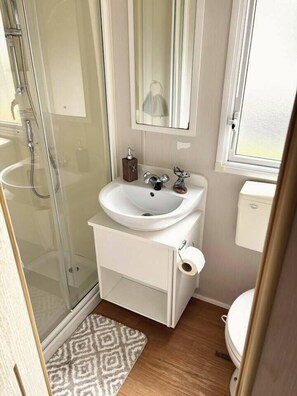 Bathroom - Peaceful 8-Berth Caravan Retreat | Pet Friendly (Stanford Bishop)