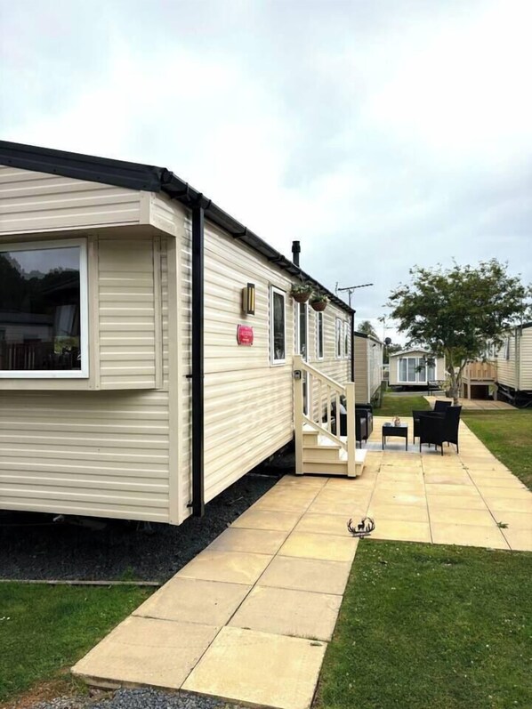 Exterior - Peaceful 8-Berth Caravan Retreat | Pet Friendly (Stanford Bishop)