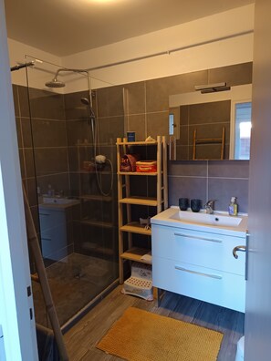 Bathroom - Vrbo Property (La Guérinière)