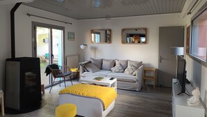 Une chambre moderne équipée d’un canapé, d’un lit, d’une télévision et d’un coin repas.