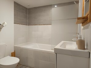 Dusche, Haartrockner, Bidet, Seife