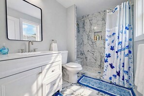 Hair dryer, towels, soap, shampoo - NEW Luxury Shore House. Rooftop Views (Seaside Heights)