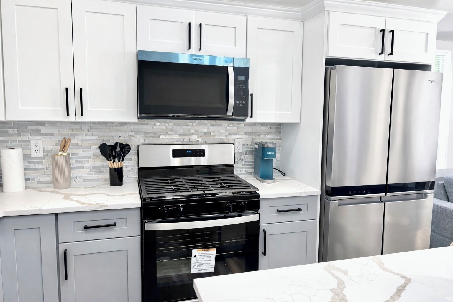 Geladeira, micro-ondas, fogão, cooktop