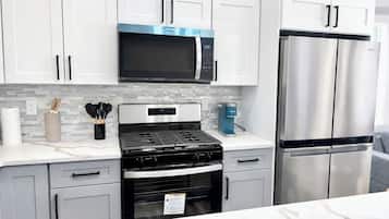 Geladeira, micro-ondas, fogão, cooktop