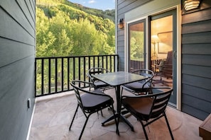 Outdoor dining - Ski, Hike & Unwind — Heart of Telluride — 3bd/3ba (Telluride)