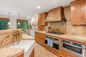 Fridge, microwave, oven, stovetop - Ski, Hike & Unwind — Heart of Telluride — 3bd/3ba (Telluride)