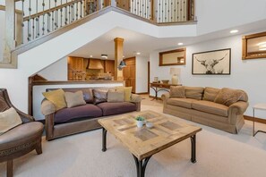 TV, fireplace - Ski, Hike & Unwind — Heart of Telluride — 3bd/3ba (Telluride)