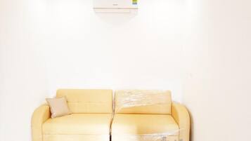 Standard Double Room, Mountain View | Living area