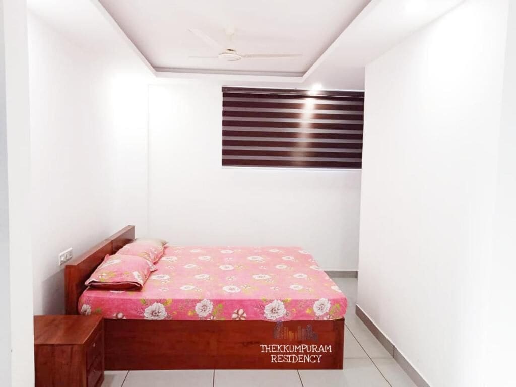 Standard Double Room, Mountain View | In-room safe, laptop workspace, soundproofing, iron/ironing board