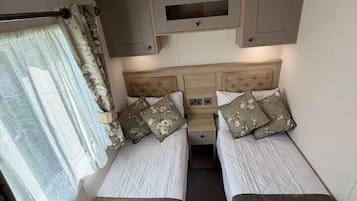 Desk, WiFi, bed sheets