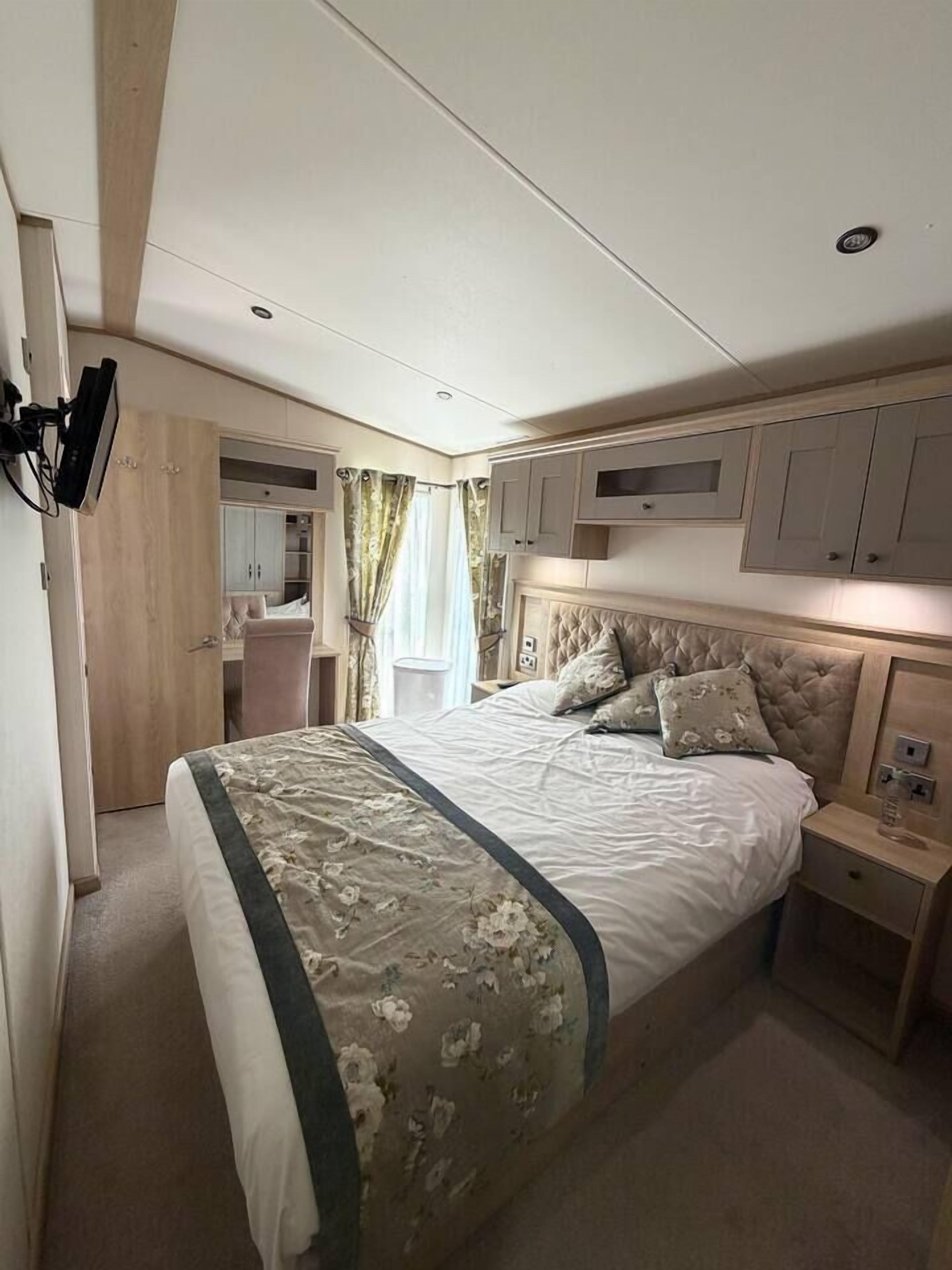 Desk, WiFi, bed sheets
