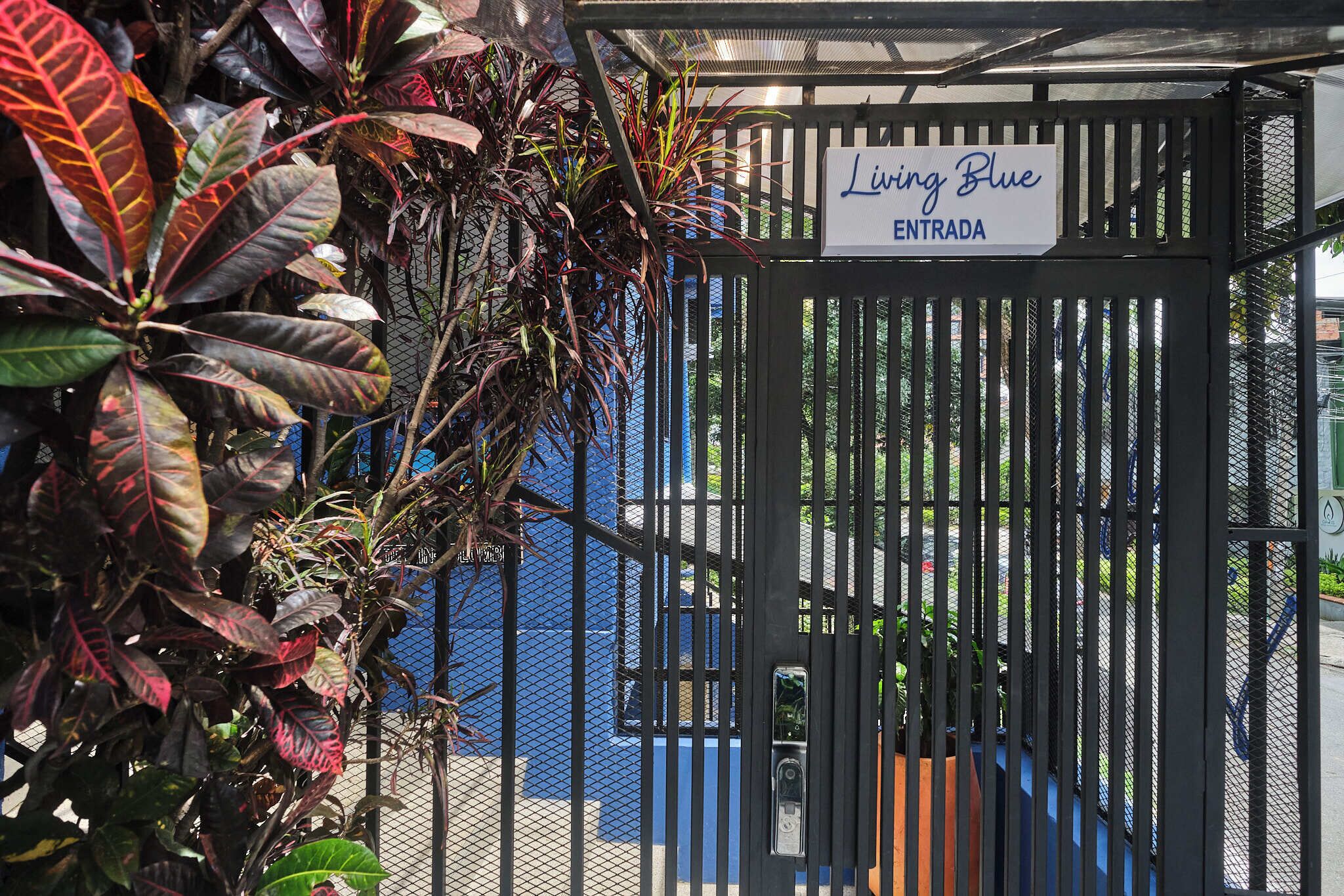 A gated entrance with a sign reading 'Living Blue ENTRADA.'