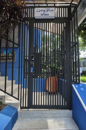 A gated entrance with a sign reading 'Living Blue ENTRADA.' - living blue (Medell ín)