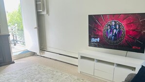 Deluxe Double Room | Living area
