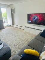 Deluxe Double Room | Living area | 50-inch LCD TV with satellite channels, pay movies