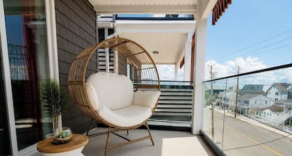 Luxury Beach House, Rooftop Deck, Ocean Views, Walk to Beach & Boardwalk