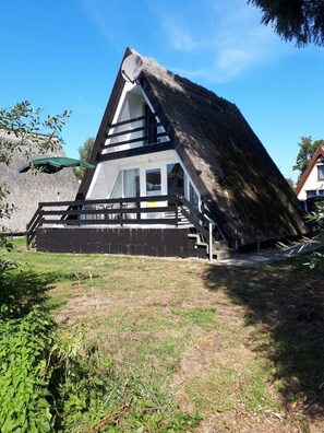 Exterior - Rügensonne 53 is a small... Thatched-roof vacation home for up to 4 people   Just 300 m from the beach (Mönchgut)
