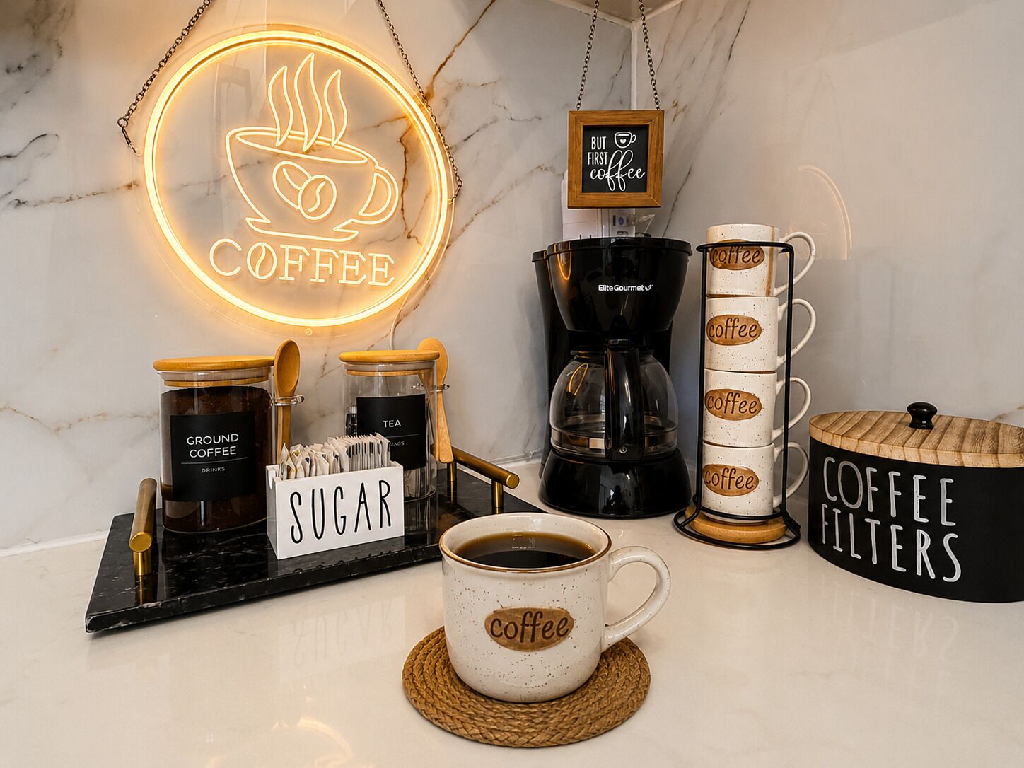 Montaje con temática de café que incluye un letrero de neón, una cafetera, recipientes para azúcar y té, tazas de café y un contenedor para filtros de café.