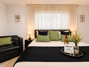 Une chambre à coucher avec un lit, une table de chevet, une lampe et un panneau d’accueil.