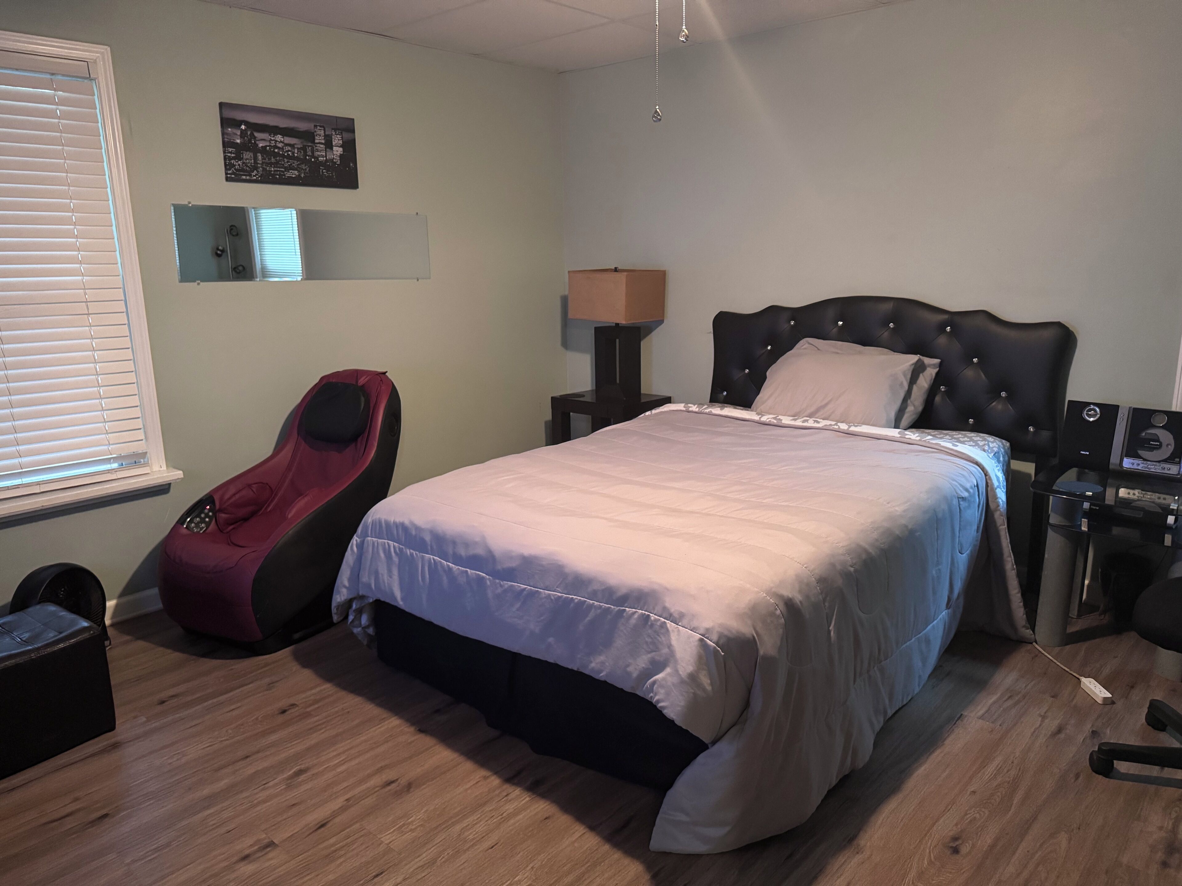 Een bureau, een strijkplank/strijkijzer, gratis wifi, beddengoed