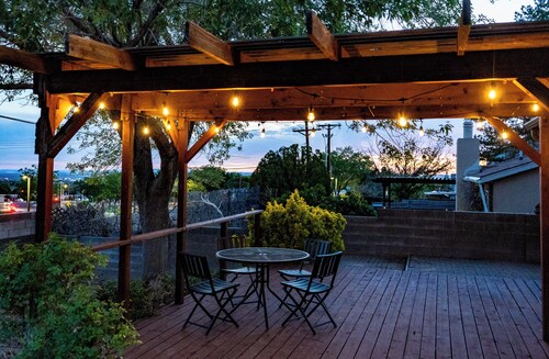 Foothills Retreat: Views, Local Art, Freeway Access & Peaceful Trails