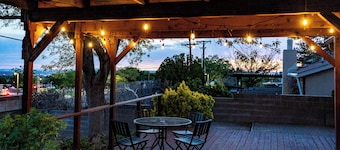 Foothills Retreat: Views, Local Art, Freeway Access & Peaceful Trails