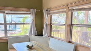 A room with a bench, a table, and a wicker basket. - Sargent Sunset & Fishing Retreat (Bay City)